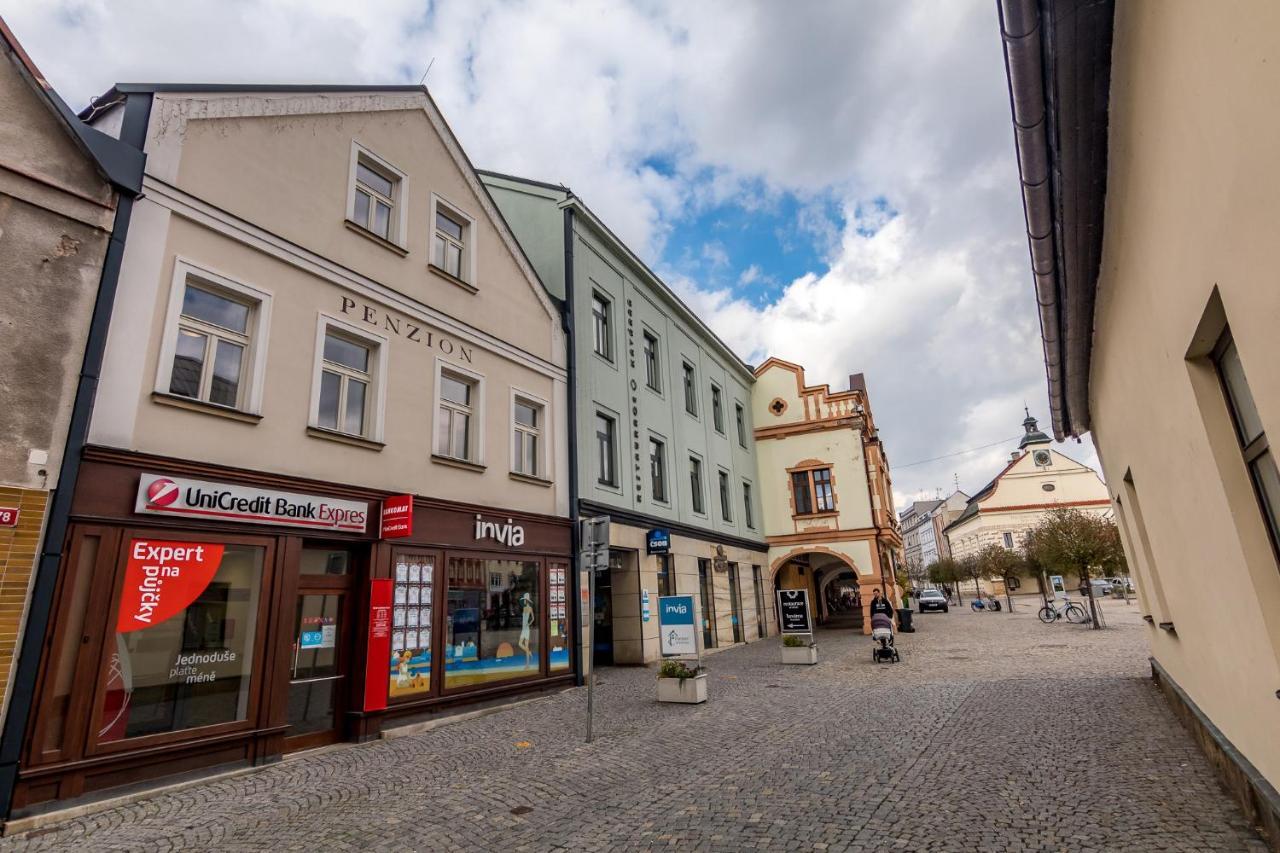 Penzion Na Náměstí Dvůr Králové nad Labem Esterno foto