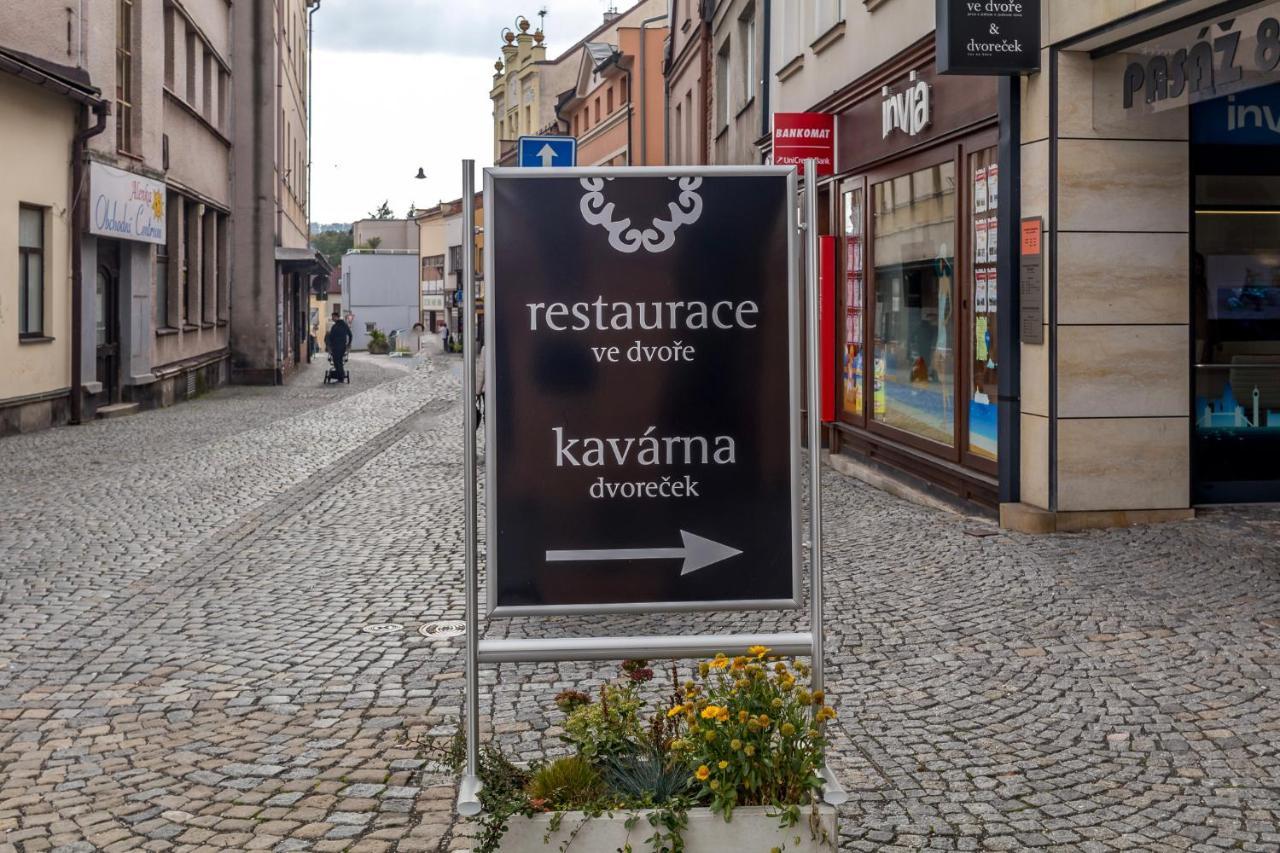 Penzion Na Náměstí Dvůr Králové nad Labem Esterno foto