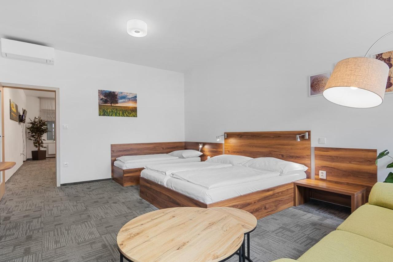 Penzion Na Náměstí Dvůr Králové nad Labem Esterno foto